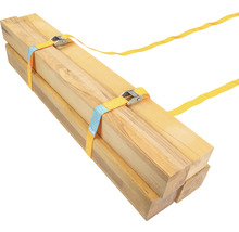 Holzlatten gebündelt mit Spanngurt