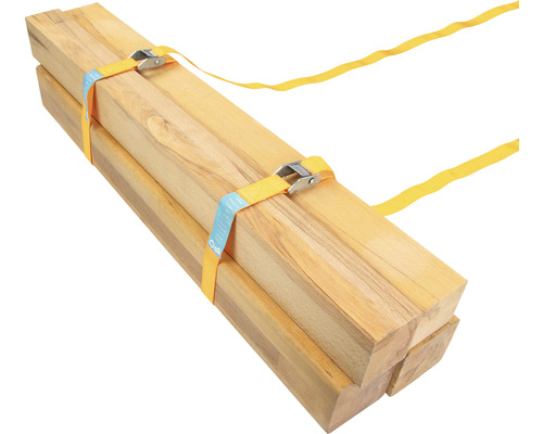 Holzlatten gebündelt mit Spanngurt