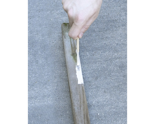 Anstreichen eines Holzpfostens mit einem Pinsel