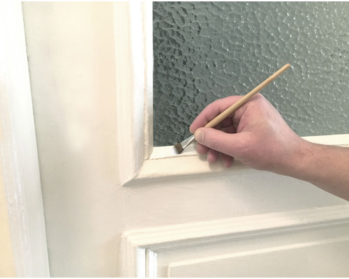 Anstreichen eines Türrahmens mit einem Pinsel