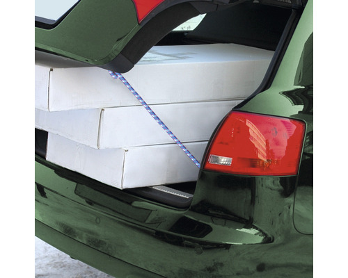 Ladungssicherung mit einem Gummiseil im Kofferraum eines Autos mit mehreren Kartons.