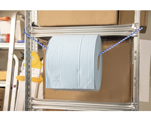 Eine Rolle Papierhandtücher auf einem Regal aufgehängt.