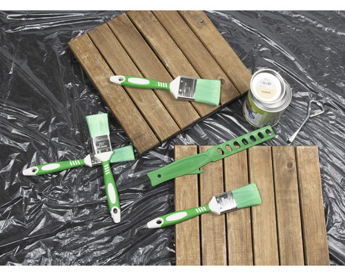 Szene mit Holzfliesen, Farbpinsel, Farbdose und Werkzeug zum Anmischen von Farbe