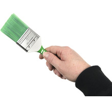 Hand hält einen Pinsel