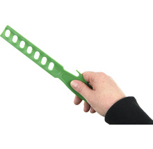 Hand hält Rührlöffel mit Löchern