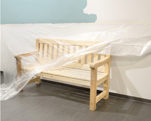 Holzgartenbank abgedeckt mit Schutzfolie