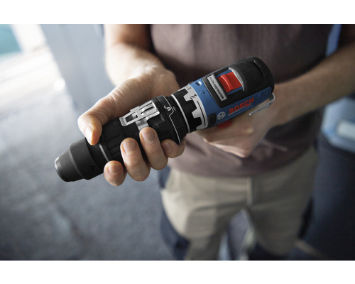 Person hält Akku-Bohrschrauber in der Hand.