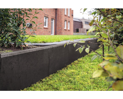 Garten mit Rasen und Beeteinfassung aus Beton