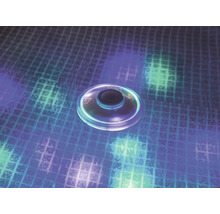 Runder LED-Einbaustrahler auf gemustertem Untergrund