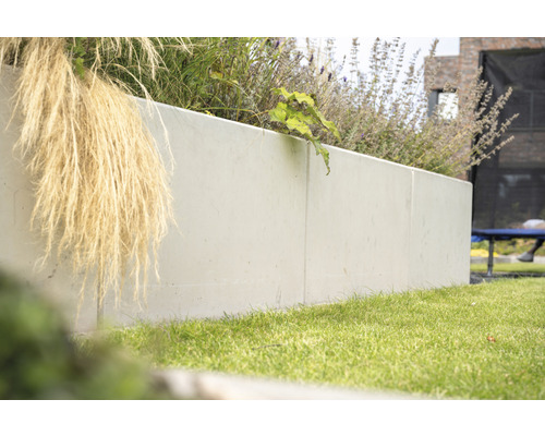 Beton-Pflanzkasten mit Bepflanzung im Garten.