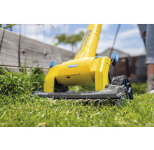 Elektrischer Rasenlüfter bei der Arbeit im Garten
