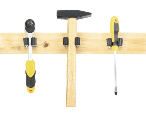 Hammer, Schraubendreher und Ratsche an Werkzeugleiste