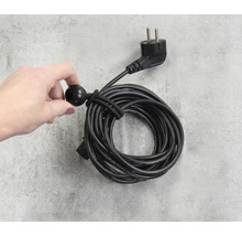Aufgewickeltes Elektrokabel mit Stecker und Kabelbinder