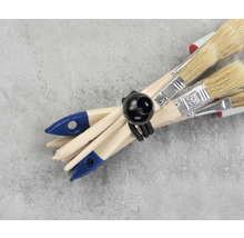 Gebündelte Lackierpinsel mit Holzgriffen