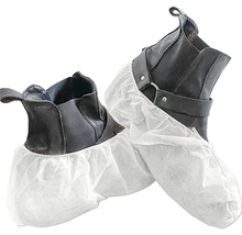 Schuhüberzieher an zwei Schuhen