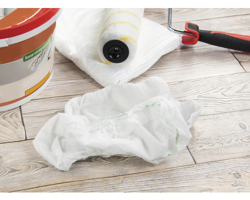 Farbeimer, Farbroller, Abdeckplane und Überziehschuhe für Renovierungsarbeiten