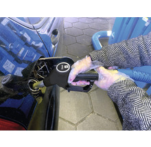 Eine Person betankt ein Auto mit Dieselkraftstoff an einer Tankstelle