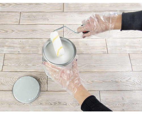 Farbeimer mit Farbroller und Handschuhen