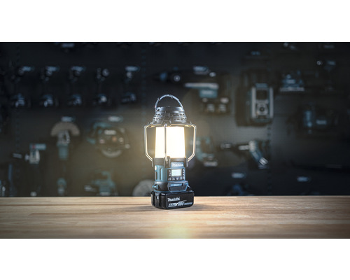 Makita Akku-Baustellenleuchte auf einem Holztisch