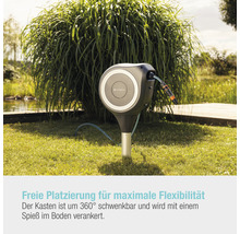 Gardena Schlauchbox mit montiertem Gartenschlauch im Garten