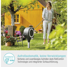 Frau benutzt Schlauchaufroller im Garten