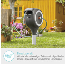 Gartenszene mit Schlauchbox zur Gartenbewässerung