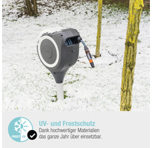 Gardena Schlauchbox mit Gartenschlauch im verschneiten Garten.