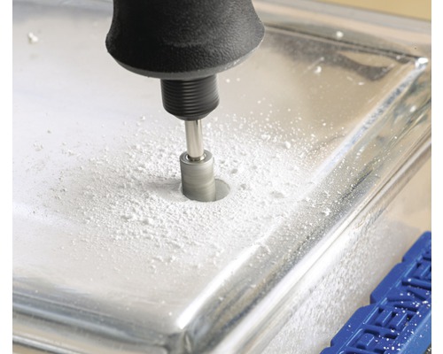 Bohren eines Lochs mit einem rotierenden Werkzeug in ein Metallobjekt