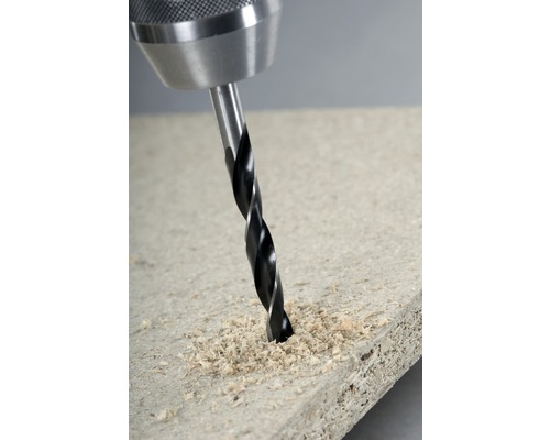 Bohrmaschine bohrt Loch in Werkstück