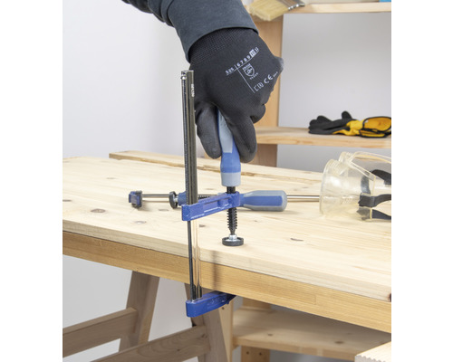 Werkbank mit Schraubzwinge und Handwerker