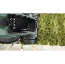 Bosch Mähroboter auf Rasen und Holzboden