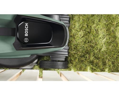 Bosch Mähroboter auf Rasen und Holzboden