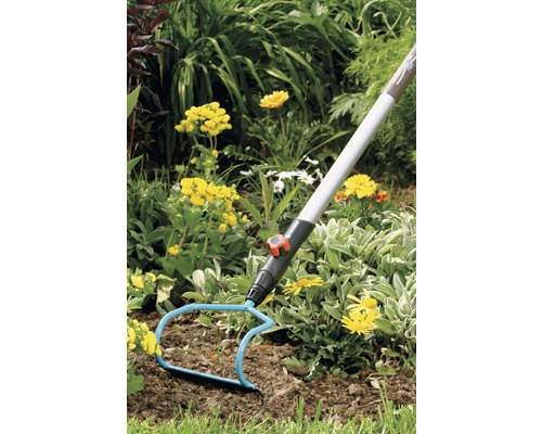 Gartengerät zur Bodenbearbeitung im Blumengarten