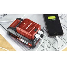 Einhell Power X-Change Akku Adapter mit zwei USB Anschlüssen und geladenem Smartphone