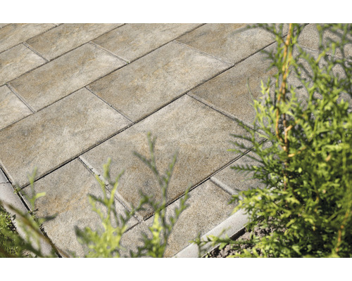 Verlegung von Pflastersteinen im Außenbereich