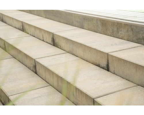 Treppe aus Betonsteinen im Außenbereich