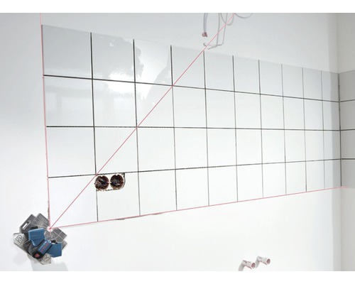 Badezimmerwand gefliest mit Fliesen und Laser