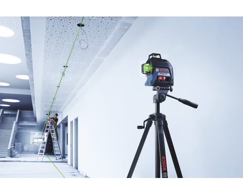 Bosch Logo. Linienlaser im Einsatz auf einer Baustelle.