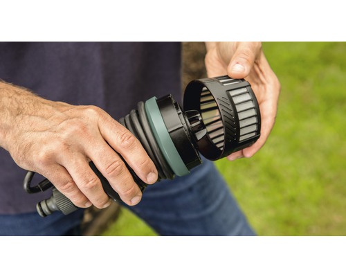 Eine Person setzt ein Gartengerät mit Filter zusammen.