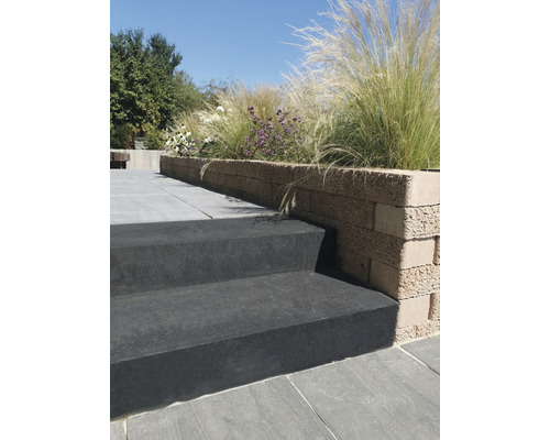 Treppe mit Blockstufen und Trockenmauer im Garten