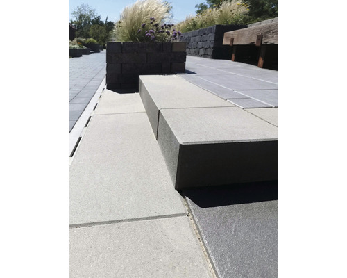 Terrasse mit Pflastersteinen und Treppenelementen aus Stein