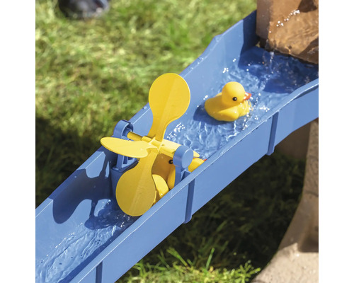 Wasserspielbahn mit Wasserrad und Gummiente im Garten