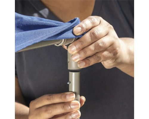 Person montiert einen Sonnenschirmständer