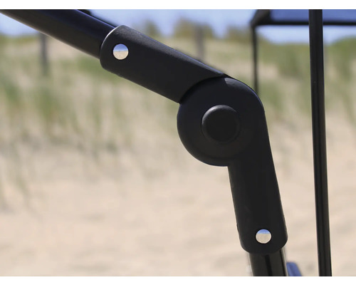 Detailaufnahme eines verstellbaren Gelenks an einem Sonnenschirm