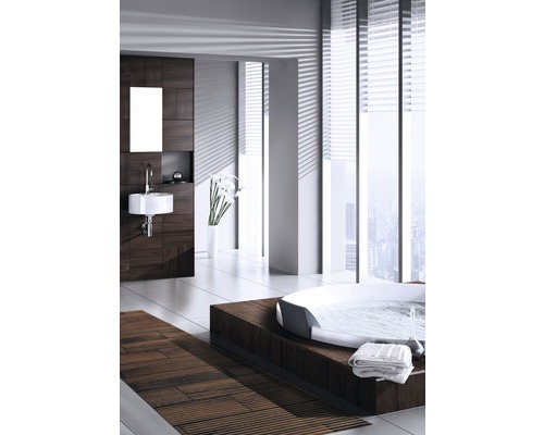 Modernes Badezimmer mit Badewanne, Waschbecken und Holzdetails