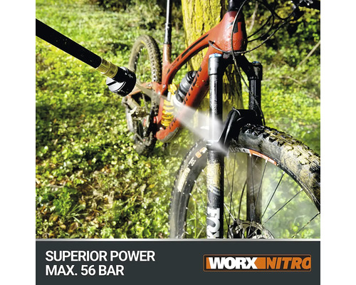 Ein Mountainbike wird mit einem Hochdruckreiniger gereinigt. Worx Nitro Logo.