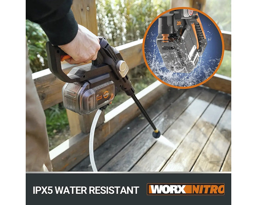 Druckreiniger im Einsatz auf einer Holzterrasse mit dem Hinweis IPX5 wasserbeständig