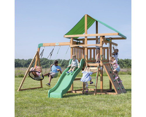 Kinderspielplatz mit Schaukeln, Rutsche und Kletterwand im Garten.