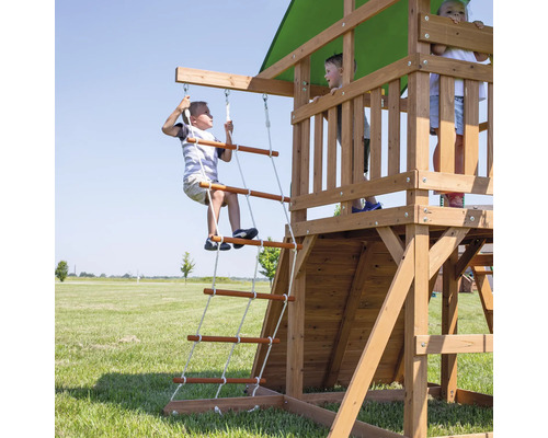 Kinder beim Spielen auf einem Spielturm mit Seilleiter