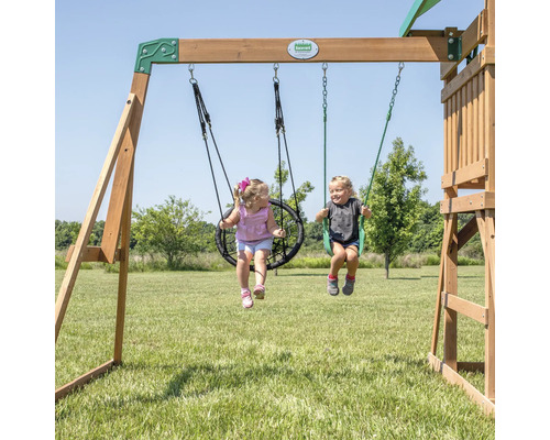 Holzschaukel mit Kindern auf dem Rasen